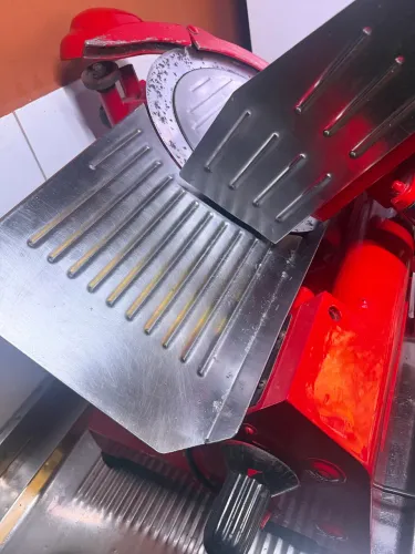 Máquina de cortar frios profissional