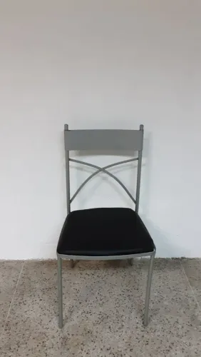 Cadeiras de ferro e outros itens para salão de festa, restaurante ou igreja