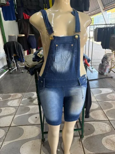 Vendo fechado de peças  jeans sao 71 peças cada peça  a 20 reais 