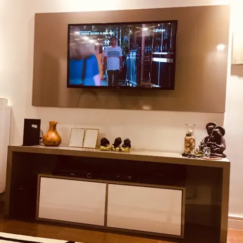 Rack TV com painel planejado em Laca brilhante