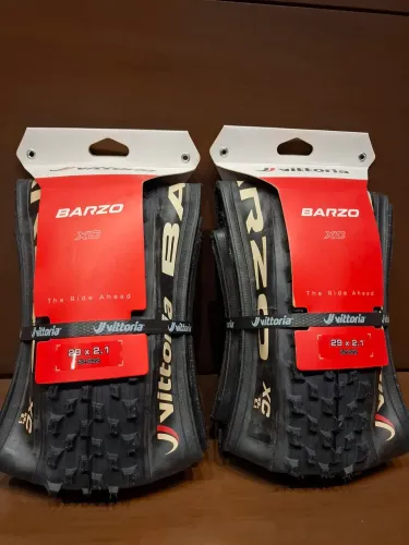 Par de pneus 29 Vittoria Barzo 2.10 Tubeless + 2 selante Squirt 120ml