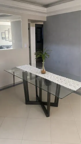 Mesa pés de madeira e tampo de Vidro, tamanho: 1x80 x1,00