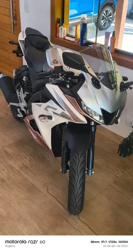 Yamaha R15 com apenas 120 km , único dono , não aceito troca.