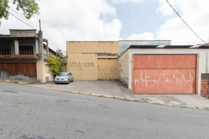 Galpão na Rua Goiandira, 375 350 m²