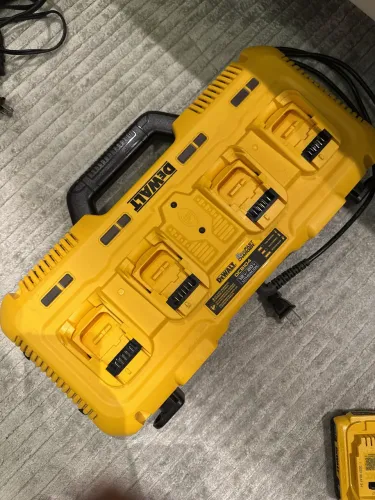 Carregador DeWALT 4 Portas 20V MAX XR/FLEXVOLT - DCB104