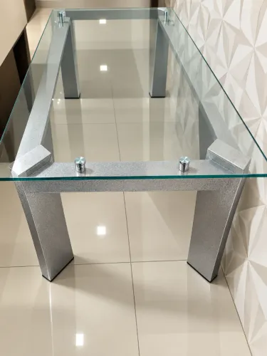 Mesa de vidro com estrutura metálica prata