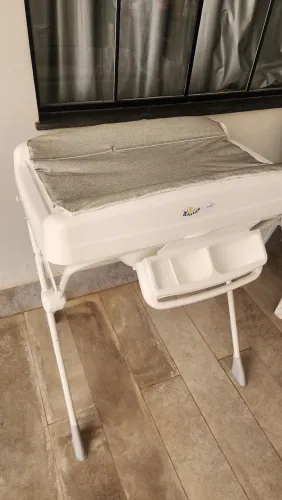 Trocador de bebê com banheira