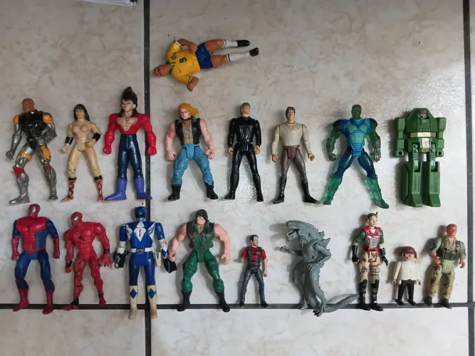 Lote Relíquia 18 Bonecos Antigos , avião Caça Metal, Moto, Skate e Armas