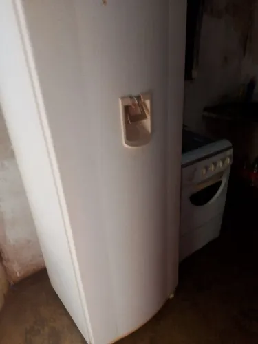 Geladeira usada porém bem conservada