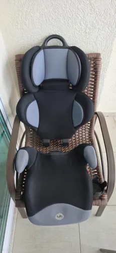 Cadeirinha de carro que vira assento de elevação  Marca Tutti Baby por R$100,00