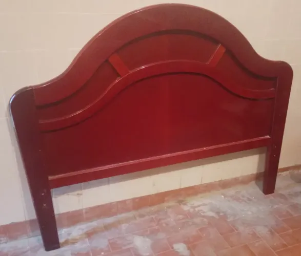Cama de casal estilo clássico, com cabeceira, estrado e colchão densidade 45. Bom estado. 
