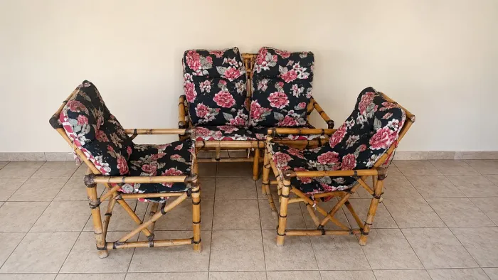 Conjunto de cadeiras de bambu com estofado 