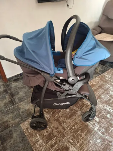 Carrinho de bebê com bebê conforto Burigotto