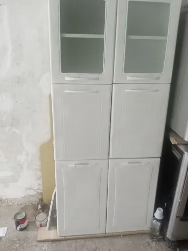 Armário vertical com 2 portas de vidro e 4 portas de aço todo branco e temos preto 