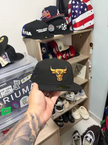 Boné 59FIFTY Fitted NBA Chicago Bulls Back to Black 7 1/4