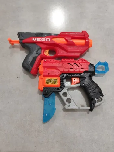 Duas pistolas de brinquedo 