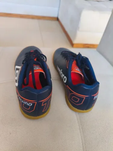 Chuteira umbro!