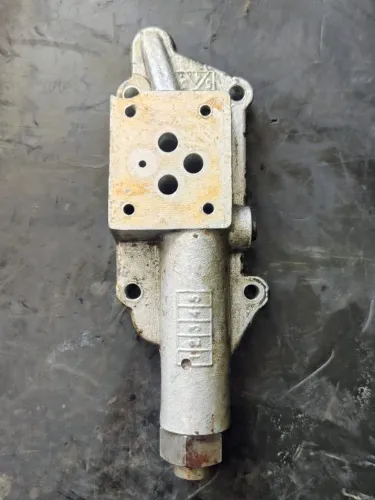 Bloco Adaptador Válvula Frente e Ré Retroescavadeira JCB