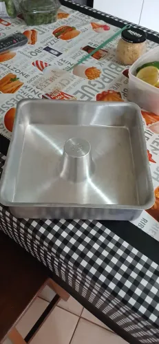 Forma de bolo quadrada medindo 25c  por 7cm nova!
