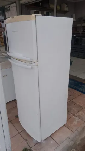 Vende-se geladeira Fosfree Brastemp funcionando perfeitamente só pega e usa valor 900$
