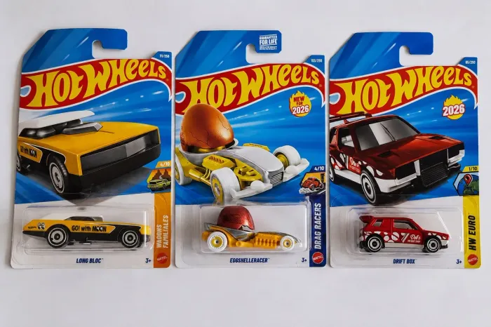 3 carrinhos Hot Wheels no precinho