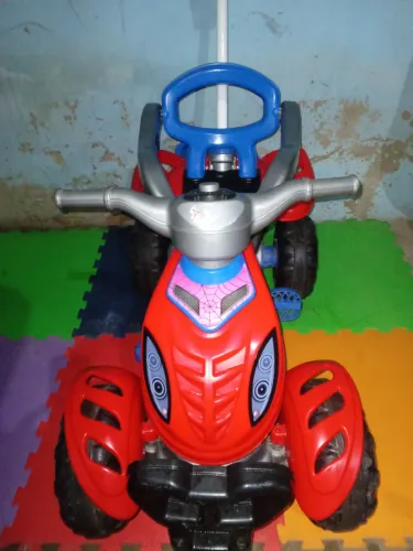 Quadriciclo infantil semi-novo *