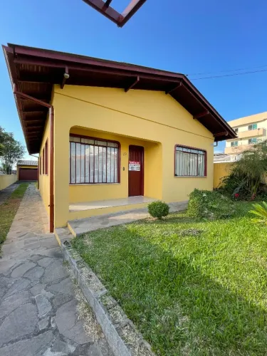 Abaixo do valor de mercado! Ótima casa em terreno amplo no São Cristovão