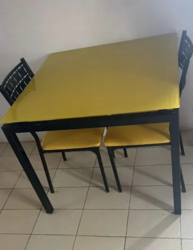 Mesa de vidro amarela 