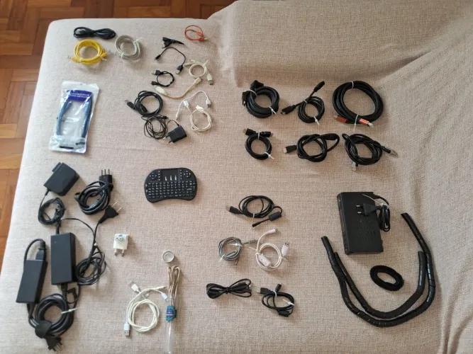 Materiais diversos de informática - 4 fontes, 6 cabos HDMI, 1 conversor digital, cabos USB