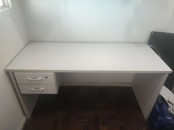 Móvel grande tipo estação de trabalho, com gavetas