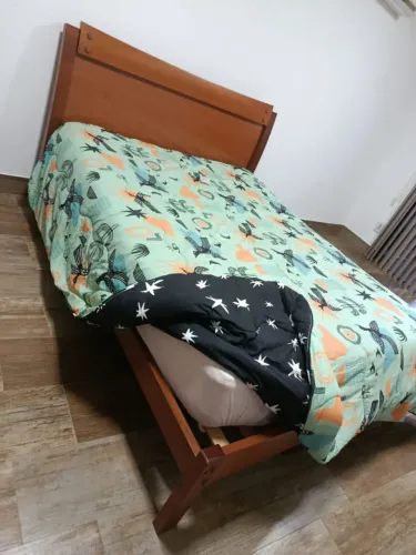 Vendo cama Queen madeira - muito conservada. Abaixei o valor vou fazer mudança no quarto.