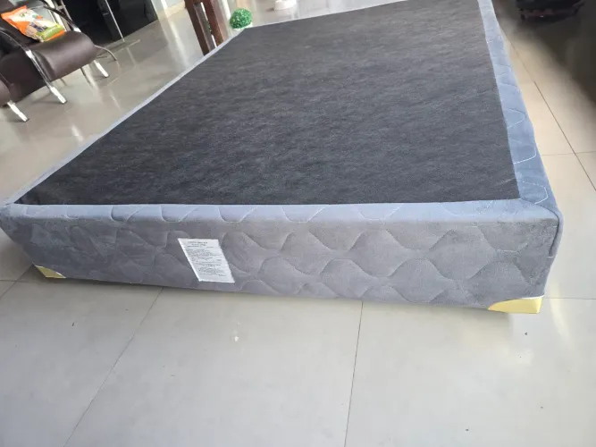 Box de Cama de Casal. Tamanho:Altura: 38cm. Comprimento: 1,88 m. Largura: 1,38m.