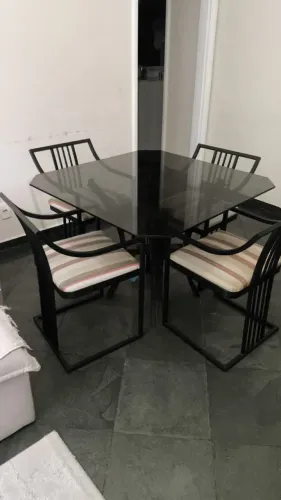 Mesa com 4 cadeiras  vidro e ferro