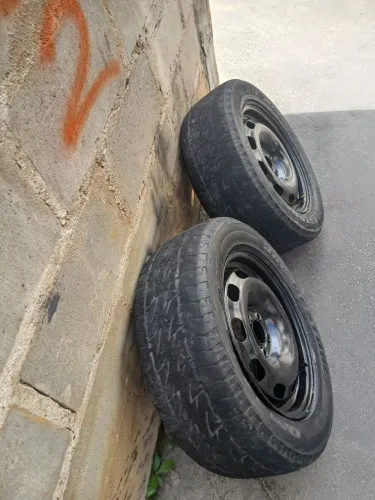 Rodas 15/100 5 furos c/ pneus. 400 R$