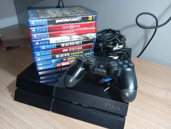 PLAYSTATION 4 FAT 500 GB + 1 Controle (Com Carregador e Fone) + 9 JOGOS