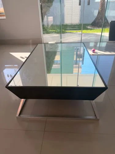 Mesa centro de sala tampo espelhado, pés em metal 1,0x0,80