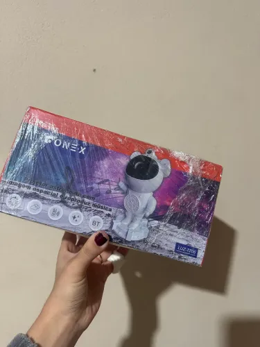 Luminária astronauta com Bluetooth e luzes