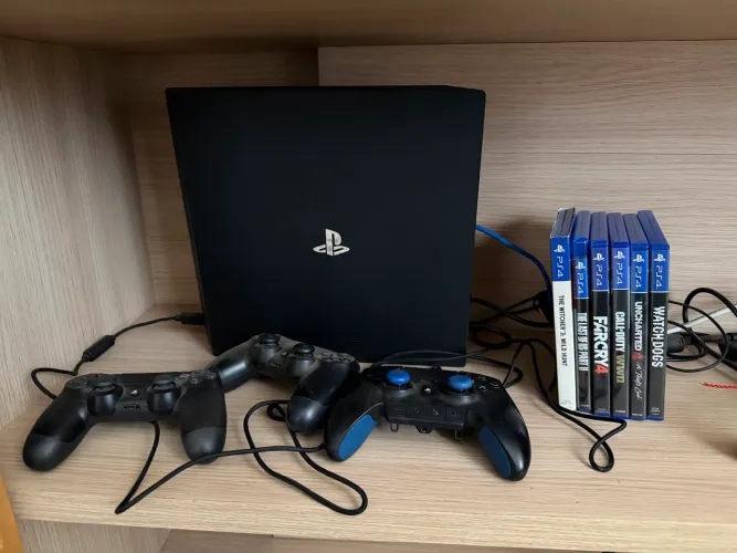 PlayStation 4 Pro + 6 jogos mais 3 controles! Sendo um especial Razer Raiju