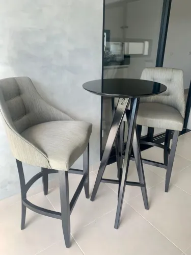 Mesa bistrô com 2 poltronas em tecido premium