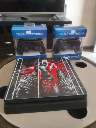 Ps4 slim 1tera desbloqueado, lotado de jogos e 2 controles