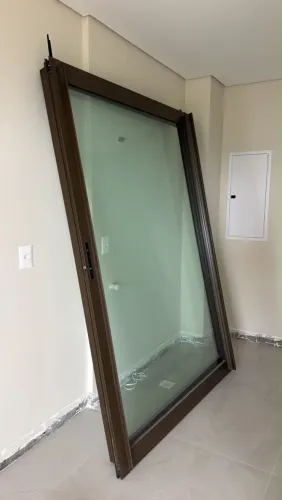 Porta de Correr de Vidro Temperado com Esquadria de Alumínio - Alto Padrão