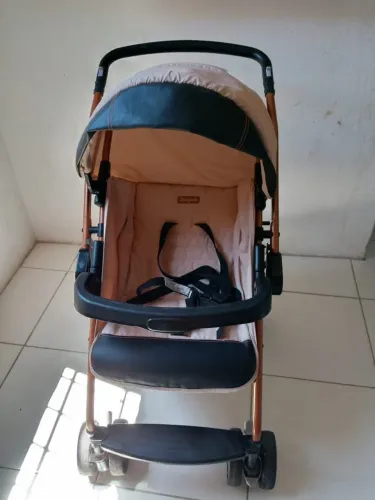 Carrinho de bebê usado meis bem conservado.