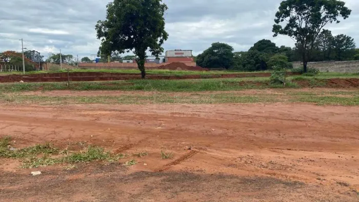 Venda de Terreno / Padrão na cidade de Araraquara
