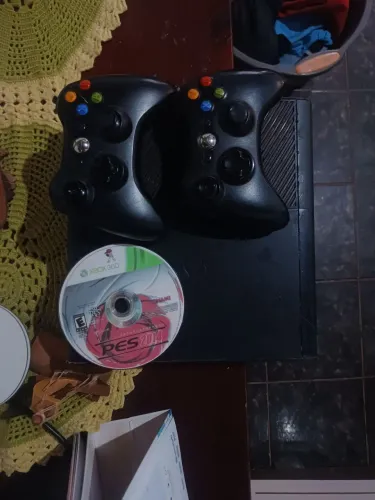 Vendo xbox 360 super islim, com os dois controles e cinco jogos