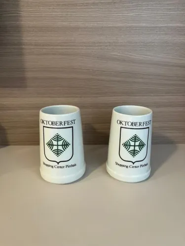 Belo par de canecas de chopp em cerâmica Polovi Germer - Oktoberfest Pinhais