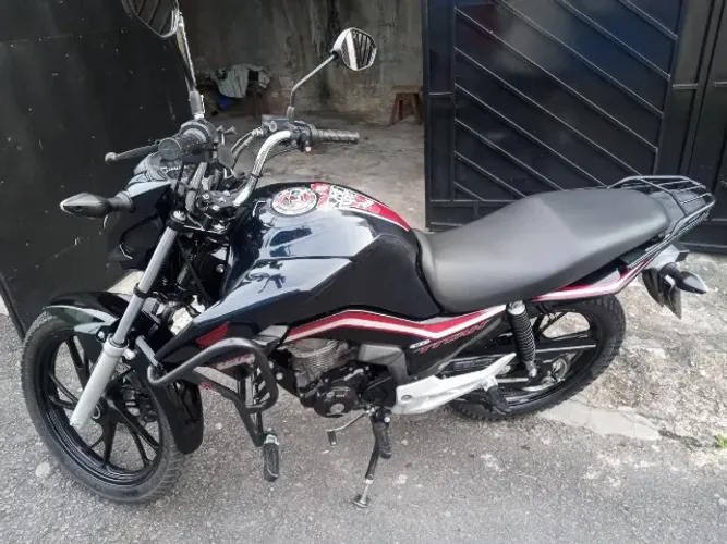 Titan 160 de garagem top vai com vários acessórios 