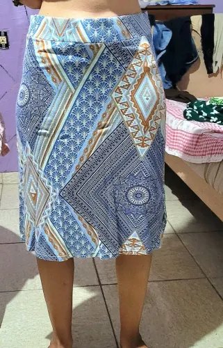 Saia viscose leve colorida azul mosaico M