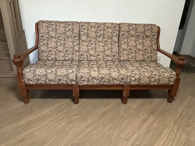 Sofá de 3 lugares de madeira maciça em tecido jacquard.