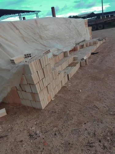 Vendo tijolos de 06furos tamanho padrão fazemos entregar interessado entre em contato