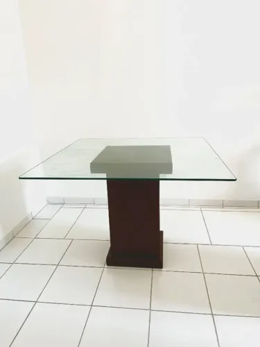 Mesa de 1,08 cm quadrados com Vidro Temperado de 1 cm de espessura em ótimo estado